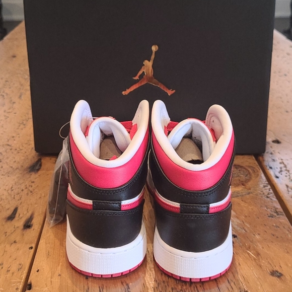 Nike Air Jordan 1 Mid - Picture 3 of 5